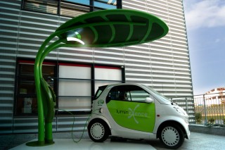 Модуль Lotus — и от дождя защитит, и аккумулятор автомобиля подзарядит