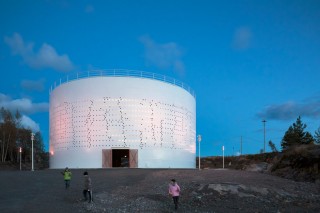 Световое шоу из старой нефтеналивной башни в Хельсинки